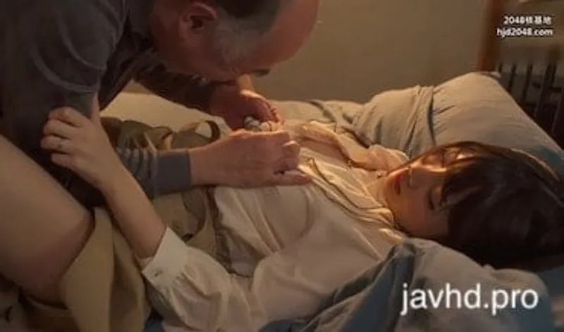 Người chồng đi vắng bà xã bị lão già nhà sát bên hiếp suzu harumiya